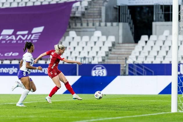 GOOGLE PIXEL Frauen Bundesliga, SGS Essen - 1. FC Köln; 24.09.2025 Sandra Jessen (1. FC Köln, 6) schießt das 0:1 GOOGLE PIXEL Frauen Bundesliga, SGS Essen - 1. FC Köln, Essen, Stadion an der Hafenstrasse am 24.09.2025 DFB REGULATIONS PROHIBIT ANY USE OF PHOTOGRAPHS AS IMAGE SEQUENCES AND OR QUASI-VIDEO. Copyright: xBEAUTIFULxSPORTS Wunderlx