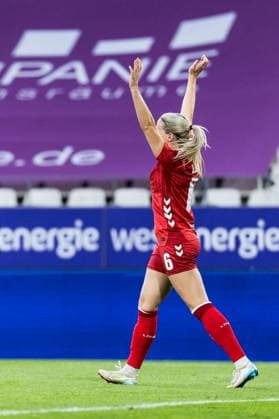 GOOGLE PIXEL Frauen Bundesliga, SGS Essen - 1. FC Köln; 24.09.2025 Jubel zum 0:1 durch Sandra Jessen (1. FC Köln, 6), Tor, Torjubel GOOGLE PIXEL Frauen Bundesliga, SGS Essen - 1. FC Köln, Essen, Stadion an der Hafenstrasse am 24.09.2025 DFB REGULATIONS PROHIBIT ANY USE OF PHOTOGRAPHS AS IMAGE SEQUENCES AND OR QUASI-VIDEO. Copyright: xBEAUTIFULxSPORTS Wunderlx