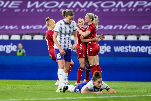 GOOGLE PIXEL Frauen Bundesliga, SGS Essen - 1. FC Köln; 24.09.2025 Jubel zum 0:1 durch Sandra Jessen (1. FC Köln, 6), Tor, Torjubel GOOGLE PIXEL Frauen Bundesliga, SGS Essen - 1. FC Köln, Essen, Stadion an der Hafenstrasse am 24.09.2025 DFB REGULATIONS PROHIBIT ANY USE OF PHOTOGRAPHS AS IMAGE SEQUENCES AND OR QUASI-VIDEO. Copyright: xBEAUTIFULxSPORTS Wunderlx