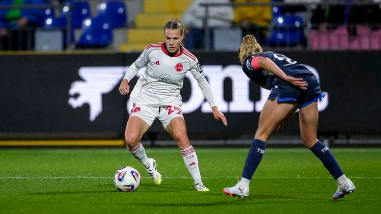 v.li.: Nastassja Lein (FCN, 24), Vanessa Diehm (TSG, 6), Aktion, Action, Spielszene, 24.09.2025, Sinsheim (Hoffenheim) (Deutschland), Fussball, Google Pixel Frauen-Bundesliga, TSG 1899 Hoffenheim - 1. FC Nürnberg, DFB DFL REGULATIONS PROHIBIT ANY USE OF PHOTOGRAPHS AS IMAGE SEQUENCES AND OR QUASI-VIDEO.