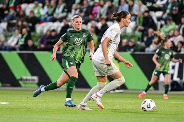Fußball I Frauen I Saison 2025-2026 I Bundesliga I 4. Spieltag I VfL Wolfsburg - SV Werder Bremen I 24.09.2025 Alexandra Popp (11, VfL Wolfsburg) läuft Hanna Nemeth (23, SV Werder Bremen) an Wolfsburg AOK Stadion Niedersachsen Deutschland Copyright: xLobeca InesxHähnelx