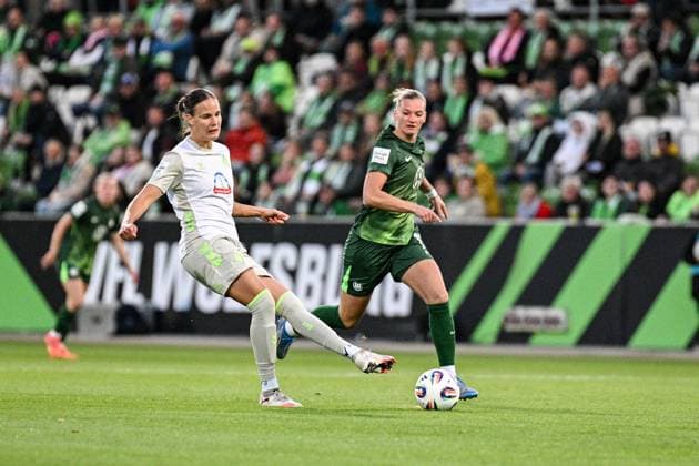 Fußball I Frauen I Saison 2025-2026 I Bundesliga I 4. Spieltag I VfL Wolfsburg - SV Werder Bremen I 24.09.2025 Hanna Nemeth (23, SV Werder Bremen) spielt den Ball vor Alexandra Popp (11, VfL Wolfsburg) Wolfsburg AOK Stadion Niedersachsen Deutschland Copyright: xLobeca InesxHähnelx