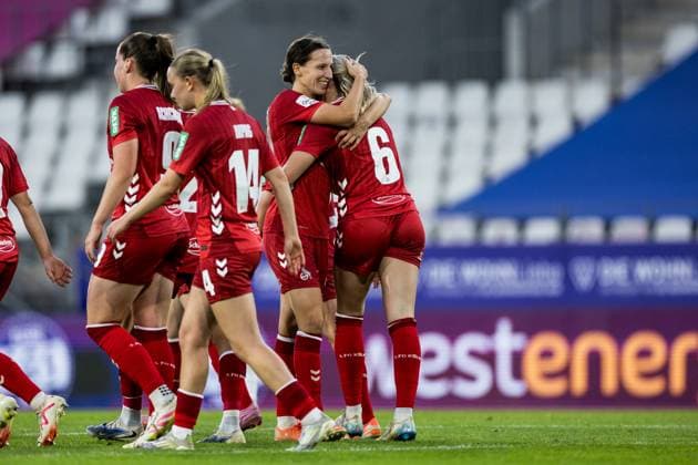 GOOGLE PIXEL Frauen Bundesliga, SGS Essen - 1. FC Köln; 24.09.2025 Jubel zum 0:2 durch Sandra Jessen (1. FC Köln, 6), Tor, Torjubel GOOGLE PIXEL Frauen Bundesliga, SGS Essen - 1. FC Köln, Essen, Stadion an der Hafenstrasse am 24.09.2025 DFB REGULATIONS PROHIBIT ANY USE OF PHOTOGRAPHS AS IMAGE SEQUENCES AND OR QUASI-VIDEO. Copyright: xBEAUTIFULxSPORTS Wunderlx
