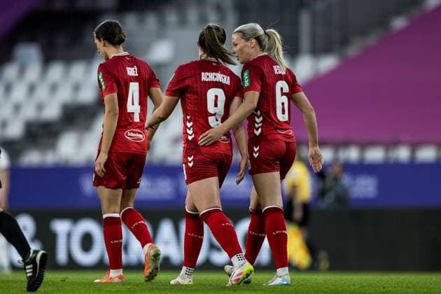 GOOGLE PIXEL Frauen Bundesliga, SGS Essen - 1. FC Köln; 24.09.2025 Jubel zum 0:2 durch Sandra Jessen (1. FC Köln, 6), Tor, Torjubel GOOGLE PIXEL Frauen Bundesliga, SGS Essen - 1. FC Köln, Essen, Stadion an der Hafenstrasse am 24.09.2025 DFB REGULATIONS PROHIBIT ANY USE OF PHOTOGRAPHS AS IMAGE SEQUENCES AND OR QUASI-VIDEO. Copyright: xBEAUTIFULxSPORTS Wunderlx
