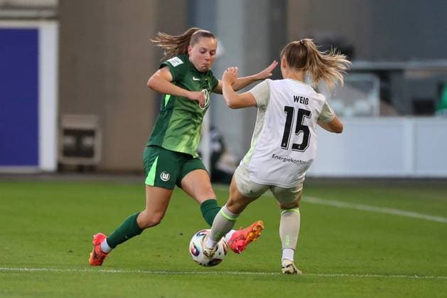 VfL - Bremen, BL Frauen Wolfsburg, 24.09.2025, FUßBALL - VfL Wolfsburg vs. SV Werder Bremen, Google Pixel Frauen-Bundesliga, Saison 2025 26. Janou Levels (VfL Wolfsburg), Jasmin Sehan (Werder Bremen) Wolfsburg