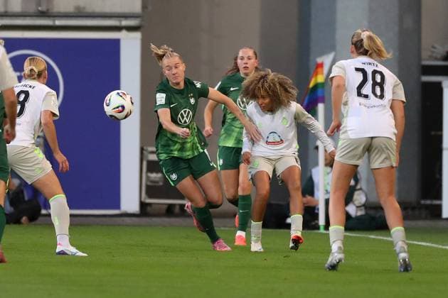 VfL - Bremen, BL Frauen Wolfsburg, 24.09.2025, FUßBALL - VfL Wolfsburg vs. SV Werder Bremen, Google Pixel Frauen-Bundesliga, Saison 2025 26. Ella Paddemors (VfL Wolfsburg), Amira Arfaoui (Werder Bremen) Wolfsburg