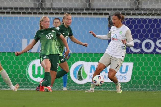 VfL - Bremen, BL Frauen Wolfsburg, 24.09.2025, FUßBALL - VfL Wolfsburg vs. SV Werder Bremen, Google Pixel Frauen-Bundesliga, Saison 2025 26. Camilla Küver (VfL Wolfsburg), Larissa Mühlhaus (Werder Bremen) Wolfsburg