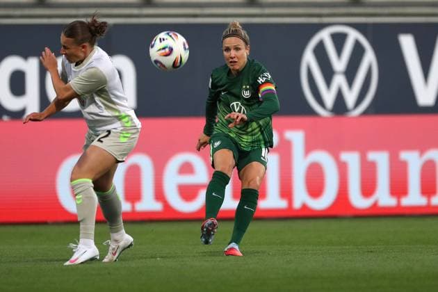 VfL - Bremen, BL Frauen Wolfsburg, 24.09.2025, FUßBALL - VfL Wolfsburg vs. SV Werder Bremen, Google Pixel Frauen-Bundesliga, Saison 2025 26. Chiara DÂ Angelo (Werder Bremen), Svenja Huth (VfL Wolfsburg) Wolfsburg