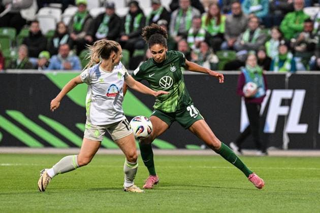 Fußball I Frauen I Saison 2025-2026 I Bundesliga I 4. Spieltag I VfL Wolfsburg - SV Werder Bremen I 24.09.2025 Zweikampf Michelle Weiß (15, SV Werder Bremen) und Cora Zicai (28, VfL Wolfsburg) Wolfsburg AOK Stadion Niedersachsen Deutschland Copyright: xLobeca InesxHähnelx