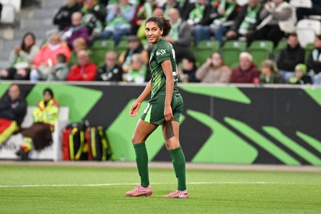 Fußball I Frauen I Saison 2025-2026 I Bundesliga I 4. Spieltag I VfL Wolfsburg - SV Werder Bremen I 24.09.2025 Cora Zicai (28, VfL Wolfsburg) Freisteller, Nahaufnahme, Porträt, Portrait, Einzelfoto, Einzelbild, Körper Wolfsburg AOK Stadion Niedersachsen Deutschland Copyright: xLobeca InesxHähnelx