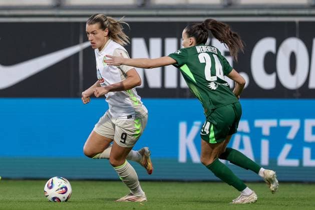 v.li.: Medina Desic (SV Werder Bremen, 9) und Joelle Wedemeyer (VfL Wolfsburg, 24) im Zweikampf, Duell, Dynamik, Aktion, Action, Spielszene, DIE DFB-RICHTLINIEN UNTERSAGEN JEGLICHE NUTZUNG VON FOTOS ALS SEQUENZBILDER UND ODER VIDEOÄHNLICHE FOTOSTRECKEN. DFB REGULATIONS PROHIBIT ANY USE OF PHOTOGRAPHS AS IMAGE SEQUENCES AND OR QUASI-VIDEO., 24.09.2025, Wolfsburg (Deutschland), Fussball, Google Pixel Frauen-Bundesliga, VfL Wolfsburg - SV Werder Bremen