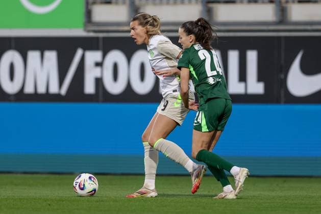 v.li.: Medina Desic (SV Werder Bremen, 9) und Joelle Wedemeyer (VfL Wolfsburg, 24) im Zweikampf, Duell, Dynamik, Aktion, Action, Spielszene, DIE DFB-RICHTLINIEN UNTERSAGEN JEGLICHE NUTZUNG VON FOTOS ALS SEQUENZBILDER UND ODER VIDEOÄHNLICHE FOTOSTRECKEN. DFB REGULATIONS PROHIBIT ANY USE OF PHOTOGRAPHS AS IMAGE SEQUENCES AND OR QUASI-VIDEO., 24.09.2025, Wolfsburg (Deutschland), Fussball, Google Pixel Frauen-Bundesliga, VfL Wolfsburg - SV Werder Bremen