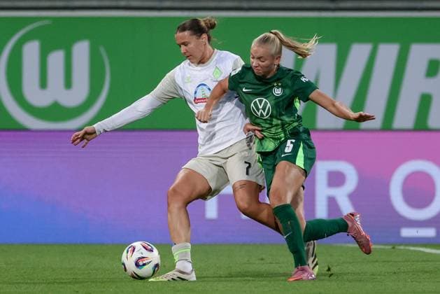 v.li.: Larissa Mühlhaus (SV Werder Bremen, 7) und Ella Peddemors (VfL Wolfsburg, 5) im Zweikampf, Duell, Dynamik, Aktion, Action, Spielszene, DIE DFB-RICHTLINIEN UNTERSAGEN JEGLICHE NUTZUNG VON FOTOS ALS SEQUENZBILDER UND ODER VIDEOÄHNLICHE FOTOSTRECKEN. DFB REGULATIONS PROHIBIT ANY USE OF PHOTOGRAPHS AS IMAGE SEQUENCES AND OR QUASI-VIDEO., 24.09.2025, Wolfsburg (Deutschland), Fussball, Google Pixel Frauen-Bundesliga, VfL Wolfsburg - SV Werder Bremen