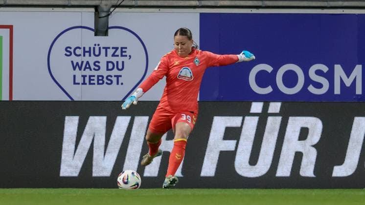 Mariella El Sherif (Torhüterin, Torwart, SV Werder Bremen, 39) am Ball, Freisteller, Einzelbild, Ganzkörper, Aktion, Action, Spielszene, DIE DFB-RICHTLINIEN UNTERSAGEN JEGLICHE NUTZUNG VON FOTOS ALS SEQUENZBILDER UND ODER VIDEOÄHNLICHE FOTOSTRECKEN. DFB REGULATIONS PROHIBIT ANY USE OF PHOTOGRAPHS AS IMAGE SEQUENCES AND OR QUASI-VIDEO., 24.09.2025, Wolfsburg (Deutschland), Fussball, Google Pixel Frauen-Bundesliga, VfL Wolfsburg - SV Werder Bremen