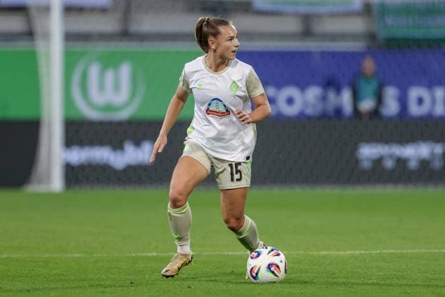 Michelle Weiß (SV Werder Bremen, 15) am Ball, Freisteller, Einzelbild, Ganzkörper, Aktion, Action, Spielszene, DIE DFB-RICHTLINIEN UNTERSAGEN JEGLICHE NUTZUNG VON FOTOS ALS SEQUENZBILDER UND ODER VIDEOÄHNLICHE FOTOSTRECKEN. DFB REGULATIONS PROHIBIT ANY USE OF PHOTOGRAPHS AS IMAGE SEQUENCES AND OR QUASI-VIDEO., 24.09.2025, Wolfsburg (Deutschland), Fussball, Google Pixel Frauen-Bundesliga, VfL Wolfsburg - SV Werder Bremen