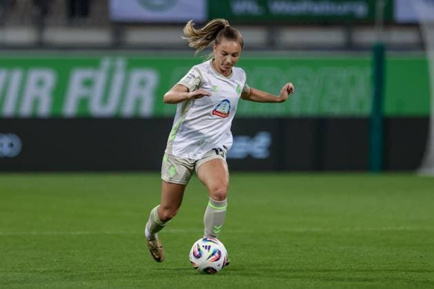 Michelle Weiß (SV Werder Bremen, 15) am Ball, Freisteller, Einzelbild, Ganzkörper, Aktion, Action, Spielszene, DIE DFB-RICHTLINIEN UNTERSAGEN JEGLICHE NUTZUNG VON FOTOS ALS SEQUENZBILDER UND ODER VIDEOÄHNLICHE FOTOSTRECKEN. DFB REGULATIONS PROHIBIT ANY USE OF PHOTOGRAPHS AS IMAGE SEQUENCES AND OR QUASI-VIDEO., 24.09.2025, Wolfsburg (Deutschland), Fussball, Google Pixel Frauen-Bundesliga, VfL Wolfsburg - SV Werder Bremen