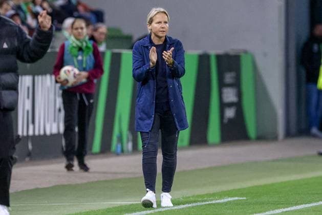 Friederike Kromp (Fritzy Kromp, Trainerin, Cheftrainerin, SV Werder Bremen) ruft, brüllt, schreit, gibt Anweisungen, DIE DFB-RICHTLINIEN UNTERSAGEN JEGLICHE NUTZUNG VON FOTOS ALS SEQUENZBILDER UND ODER VIDEOÄHNLICHE FOTOSTRECKEN. DFB REGULATIONS PROHIBIT ANY USE OF PHOTOGRAPHS AS IMAGE SEQUENCES AND OR QUASI-VIDEO., 24.09.2025, Wolfsburg (Deutschland), Fussball, Google Pixel Frauen-Bundesliga, VfL Wolfsburg - SV Werder Bremen