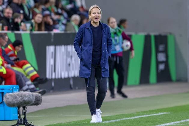 Friederike Kromp (Fritzy Kromp, Trainerin, Cheftrainerin, SV Werder Bremen) ruft, brüllt, schreit, gibt Anweisungen, DIE DFB-RICHTLINIEN UNTERSAGEN JEGLICHE NUTZUNG VON FOTOS ALS SEQUENZBILDER UND ODER VIDEOÄHNLICHE FOTOSTRECKEN. DFB REGULATIONS PROHIBIT ANY USE OF PHOTOGRAPHS AS IMAGE SEQUENCES AND OR QUASI-VIDEO., 24.09.2025, Wolfsburg (Deutschland), Fussball, Google Pixel Frauen-Bundesliga, VfL Wolfsburg - SV Werder Bremen