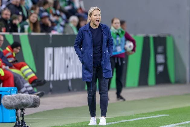 Friederike Kromp (Fritzy Kromp, Trainerin, Cheftrainerin, SV Werder Bremen) ruft, brüllt, schreit, gibt Anweisungen, DIE DFB-RICHTLINIEN UNTERSAGEN JEGLICHE NUTZUNG VON FOTOS ALS SEQUENZBILDER UND ODER VIDEOÄHNLICHE FOTOSTRECKEN. DFB REGULATIONS PROHIBIT ANY USE OF PHOTOGRAPHS AS IMAGE SEQUENCES AND OR QUASI-VIDEO., 24.09.2025, Wolfsburg (Deutschland), Fussball, Google Pixel Frauen-Bundesliga, VfL Wolfsburg - SV Werder Bremen
