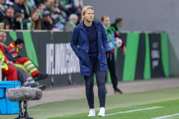 Friederike Kromp (Fritzy Kromp, Trainerin, Cheftrainerin, SV Werder Bremen) ruft, brüllt, schreit, gibt Anweisungen, DIE DFB-RICHTLINIEN UNTERSAGEN JEGLICHE NUTZUNG VON FOTOS ALS SEQUENZBILDER UND ODER VIDEOÄHNLICHE FOTOSTRECKEN. DFB REGULATIONS PROHIBIT ANY USE OF PHOTOGRAPHS AS IMAGE SEQUENCES AND OR QUASI-VIDEO., 24.09.2025, Wolfsburg (Deutschland), Fussball, Google Pixel Frauen-Bundesliga, VfL Wolfsburg - SV Werder Bremen