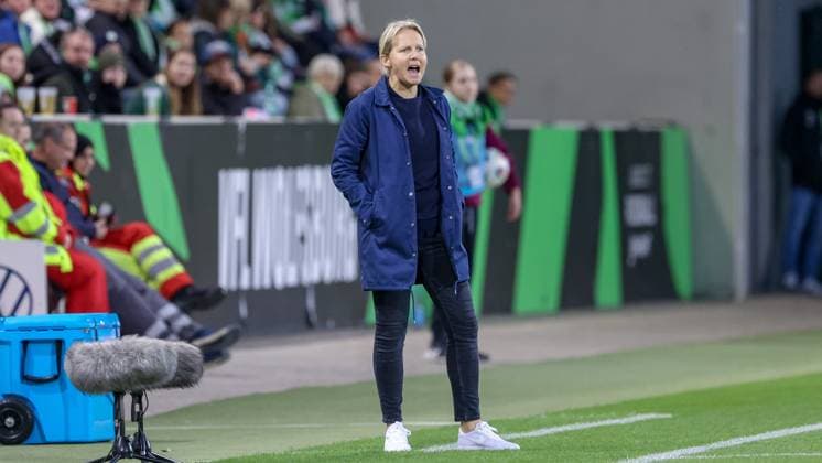 Friederike Kromp (Fritzy Kromp, Trainerin, Cheftrainerin, SV Werder Bremen) ruft, brüllt, schreit, gibt Anweisungen, DIE DFB-RICHTLINIEN UNTERSAGEN JEGLICHE NUTZUNG VON FOTOS ALS SEQUENZBILDER UND ODER VIDEOÄHNLICHE FOTOSTRECKEN. DFB REGULATIONS PROHIBIT ANY USE OF PHOTOGRAPHS AS IMAGE SEQUENCES AND OR QUASI-VIDEO., 24.09.2025, Wolfsburg (Deutschland), Fussball, Google Pixel Frauen-Bundesliga, VfL Wolfsburg - SV Werder Bremen