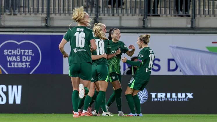 Spielerinnen vom VfL Wolfsburg mit Torjubel, Jubel, jubeln, jubelt, optimistisch, Spielszene, Highlight, Freude über das Tor zum 1:0, DIE DFB-RICHTLINIEN UNTERSAGEN JEGLICHE NUTZUNG VON FOTOS ALS SEQUENZBILDER UND ODER VIDEOÄHNLICHE FOTOSTRECKEN. DFB REGULATIONS PROHIBIT ANY USE OF PHOTOGRAPHS AS IMAGE SEQUENCES AND OR QUASI-VIDEO., 24.09.2025, Wolfsburg (Deutschland), Fussball, Google Pixel Frauen-Bundesliga, VfL Wolfsburg - SV Werder Bremen
