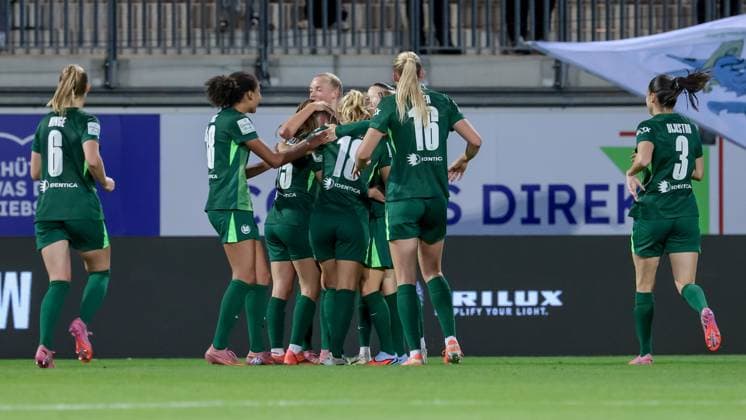 Spielerinnen vom VfL Wolfsburg mit Torjubel, Jubel, jubeln, jubelt, optimistisch, Spielszene, Highlight, Freude über das Tor zum 1:0, DIE DFB-RICHTLINIEN UNTERSAGEN JEGLICHE NUTZUNG VON FOTOS ALS SEQUENZBILDER UND ODER VIDEOÄHNLICHE FOTOSTRECKEN. DFB REGULATIONS PROHIBIT ANY USE OF PHOTOGRAPHS AS IMAGE SEQUENCES AND OR QUASI-VIDEO., 24.09.2025, Wolfsburg (Deutschland), Fussball, Google Pixel Frauen-Bundesliga, VfL Wolfsburg - SV Werder Bremen