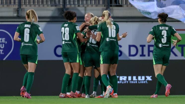 Spielerinnen vom VfL Wolfsburg mit Torjubel, Jubel, jubeln, jubelt, optimistisch, Spielszene, Highlight, Freude über das Tor zum 1:0, DIE DFB-RICHTLINIEN UNTERSAGEN JEGLICHE NUTZUNG VON FOTOS ALS SEQUENZBILDER UND ODER VIDEOÄHNLICHE FOTOSTRECKEN. DFB REGULATIONS PROHIBIT ANY USE OF PHOTOGRAPHS AS IMAGE SEQUENCES AND OR QUASI-VIDEO., 24.09.2025, Wolfsburg (Deutschland), Fussball, Google Pixel Frauen-Bundesliga, VfL Wolfsburg - SV Werder Bremen