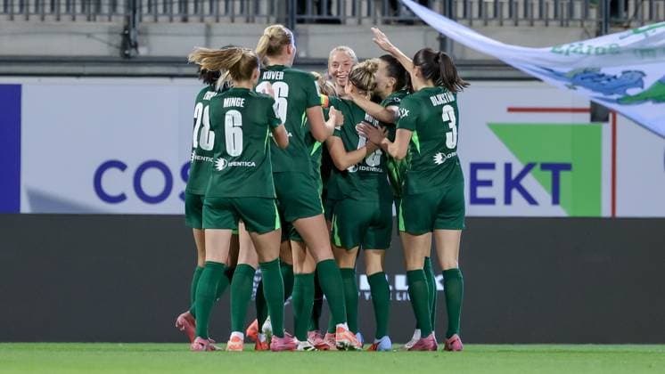 Spielerinnen vom VfL Wolfsburg mit Torjubel, Jubel, jubeln, jubelt, optimistisch, Spielszene, Highlight, Freude über das Tor zum 1:0, DIE DFB-RICHTLINIEN UNTERSAGEN JEGLICHE NUTZUNG VON FOTOS ALS SEQUENZBILDER UND ODER VIDEOÄHNLICHE FOTOSTRECKEN. DFB REGULATIONS PROHIBIT ANY USE OF PHOTOGRAPHS AS IMAGE SEQUENCES AND OR QUASI-VIDEO., 24.09.2025, Wolfsburg (Deutschland), Fussball, Google Pixel Frauen-Bundesliga, VfL Wolfsburg - SV Werder Bremen