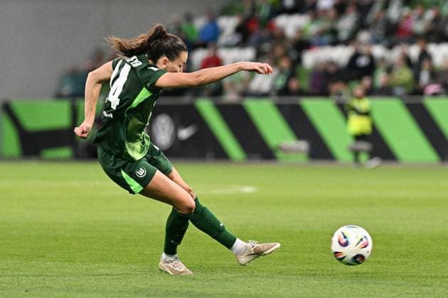Fußball I Frauen I Saison 2025-2026 I Bundesliga I 4. Spieltag I VfL Wolfsburg - SV Werder Bremen I 24.09.2025 Torschuss Maria-Joelle Wedemeyer (24, VfL Wolfsburg) Freisteller, Nahaufnahme, Porträt, Portrait, Einzelfoto, Einzelbild, Körper Wolfsburg AOK Stadion Niedersachsen Deutschland Copyright: xLobeca InesxHähnelx