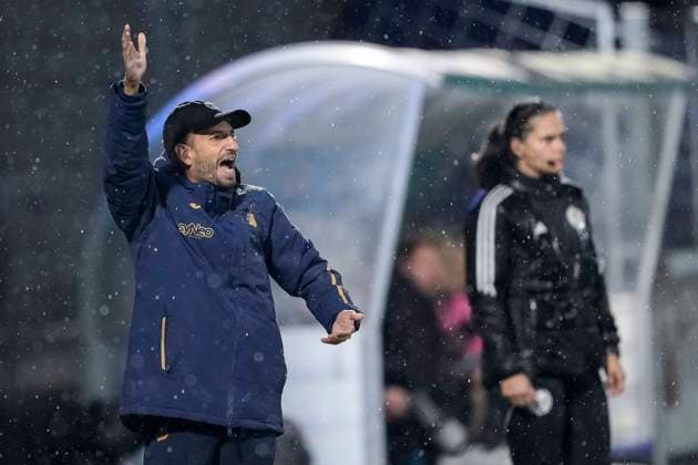 Theodoros Dedes (Trainer, Cheftrainer, TSG), gibt Anweisungen, gestikuliert, mit den Armen gestikulieren, Einzelbild, Einzelfoto, Aktion, Action, 24.09.2025, Sinsheim (Hoffenheim) (Deutschland), Fussball, Google Pixel Frauen-Bundesliga, TSG 1899 Hoffenheim - 1. FC Nürnberg, DFB DFL REGULATIONS PROHIBIT ANY USE OF PHOTOGRAPHS AS IMAGE SEQUENCES AND OR QUASI-VIDEO.