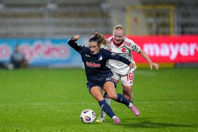 v.li.: Janna Grimm (TSG, 26), Aleigh Gambone (FCN, 16), Zweikampf, Spielszene, Duell, duel, tackle, tackling, Dynamik, Action, Aktion, 24.09.2025, Sinsheim (Hoffenheim) (Deutschland), Fussball, Google Pixel Frauen-Bundesliga, TSG 1899 Hoffenheim - 1. FC Nürnberg, DFB DFL REGULATIONS PROHIBIT ANY USE OF PHOTOGRAPHS AS IMAGE SEQUENCES AND OR QUASI-VIDEO.