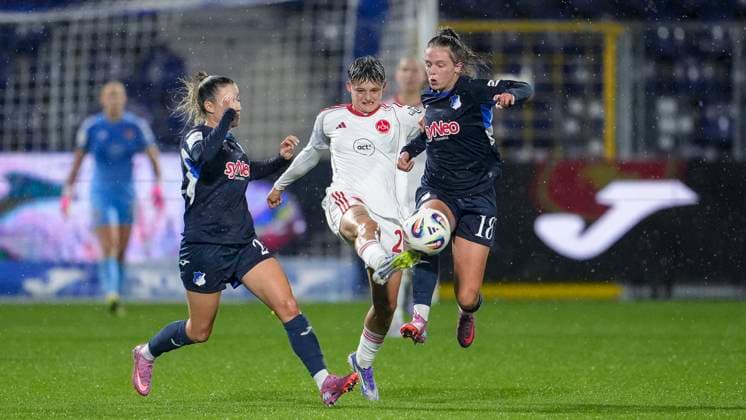 v.li.: Janna Grimm (TSG, 26), Aneta Polaskova (FCN, 26), Valesca Ampoorter (TSG, 18), Zweikampf, Spielszene, Duell, duel, tackle, tackling, Dynamik, Action, Aktion, 24.09.2025, Sinsheim (Hoffenheim) (Deutschland), Fussball, Google Pixel Frauen-Bundesliga, TSG 1899 Hoffenheim - 1. FC Nürnberg, DFB DFL REGULATIONS PROHIBIT ANY USE OF PHOTOGRAPHS AS IMAGE SEQUENCES AND OR QUASI-VIDEO.