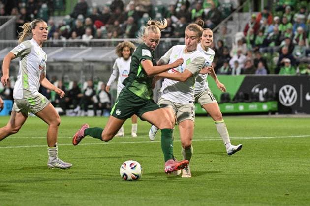 Fußball I Frauen I Saison 2025-2026 I Bundesliga I 4. Spieltag I VfL Wolfsburg - SV Werder Bremen I 24.09.2025 Ella Peddemors (5, VfL Wolfsburg) kommt zum Torschuss trotz Bedrängnis von Michelle Ulbrich (5, SV Werder Bremen) Wolfsburg AOK Stadion Niedersachsen Deutschland Copyright: xLobeca InesxHähnelx