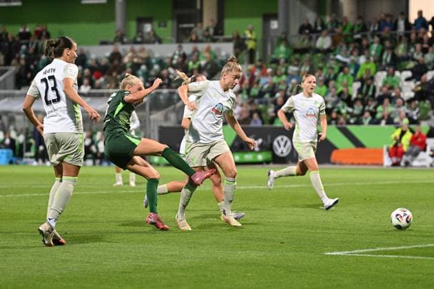 Fußball I Frauen I Saison 2025-2026 I Bundesliga I 4. Spieltag I VfL Wolfsburg - SV Werder Bremen I 24.09.2025 Tor Ella Peddemors (5, VfL Wolfsburg) setzt sich gegen Hanna Nemeth (23, SV Werder Bremen) und Michelle Ulbrich (5, SV Werder Bremen) durch Wolfsburg AOK Stadion Niedersachsen Deutschland Copyright: xLobeca InesxHähnelx