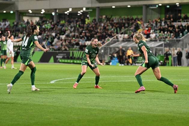 Fußball I Frauen I Saison 2025-2026 I Bundesliga I 4. Spieltag I VfL Wolfsburg - SV Werder Bremen I 24.09.2025 Torjubel Maria-Joelle Wedemeyer (24, VfL Wolfsburg), Janou Johanna Theodora Levels (15, VfL Wolfsburg) und Torschützin Ella Peddemors (5, VfL Wolfsburg) Wolfsburg AOK Stadion Niedersachsen Deutschland Copyright: xLobeca InesxHähnelx