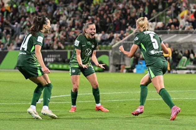 Fußball I Frauen I Saison 2025-2026 I Bundesliga I 4. Spieltag I VfL Wolfsburg - SV Werder Bremen I 24.09.2025 Torjubel Maria-Joelle Wedemeyer (24, VfL Wolfsburg), Janou Johanna Theodora Levels (15, VfL Wolfsburg) und Torschützin Ella Peddemors (5, VfL Wolfsburg) Wolfsburg AOK Stadion Niedersachsen Deutschland Copyright: xLobeca InesxHähnelx