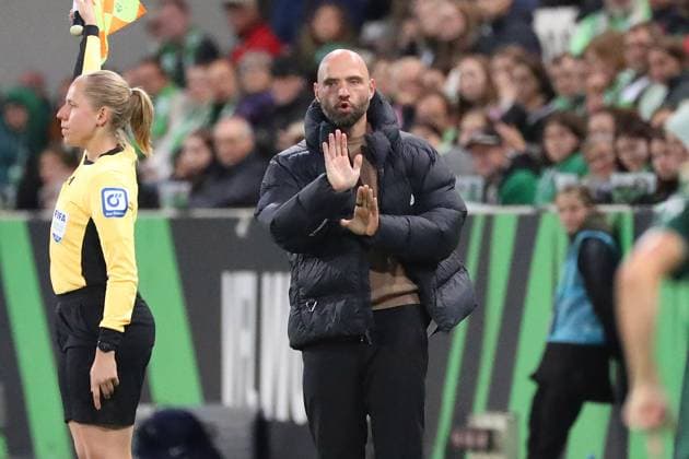 VfL - Bremen, BL Frauen Wolfsburg, 24.09.2025, FUßBALL - VfL Wolfsburg vs. SV Werder Bremen, Google Pixel Frauen-Bundesliga, Saison 2025 26. Cheftrainer Stephan Lerch (VfL Wolfsburg) Wolfsburg