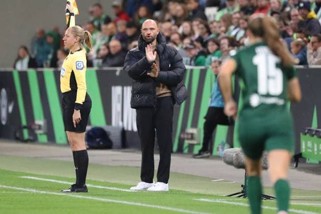 VfL - Bremen, BL Frauen Wolfsburg, 24.09.2025, FUßBALL - VfL Wolfsburg vs. SV Werder Bremen, Google Pixel Frauen-Bundesliga, Saison 2025 26. Cheftrainer Stephan Lerch (VfL Wolfsburg) Wolfsburg