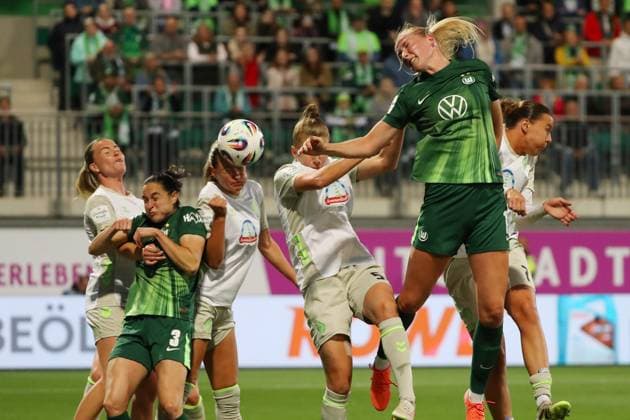 VfL - Bremen, BL Frauen Wolfsburg, 24.09.2025, FUßBALL - VfL Wolfsburg vs. SV Werder Bremen, Google Pixel Frauen-Bundesliga, Saison 2025 26. Camilla Küver (VfL Wolfsburg), Michelle Ulbrich (Werder Bremen) Wolfsburg