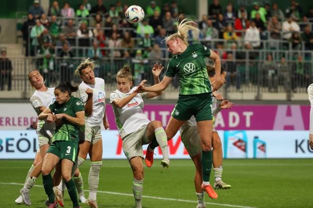 VfL - Bremen, BL Frauen Wolfsburg, 24.09.2025, FUßBALL - VfL Wolfsburg vs. SV Werder Bremen, Google Pixel Frauen-Bundesliga, Saison 2025 26. Camilla Küver (VfL Wolfsburg), Michelle Ulbrich (Werder Bremen) Wolfsburg