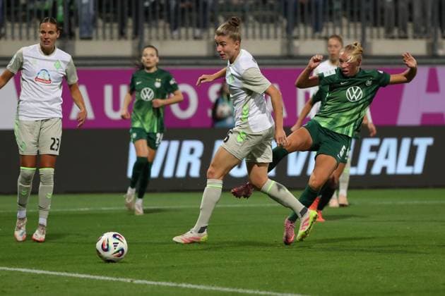 VfL - Bremen, BL Frauen Wolfsburg, 24.09.2025, FUßBALL - VfL Wolfsburg vs. SV Werder Bremen, Google Pixel Frauen-Bundesliga, Saison 2025 26. Ella Paddemors (VfL Wolfsburg) schießt Tor zum 1:0 Wolfsburg