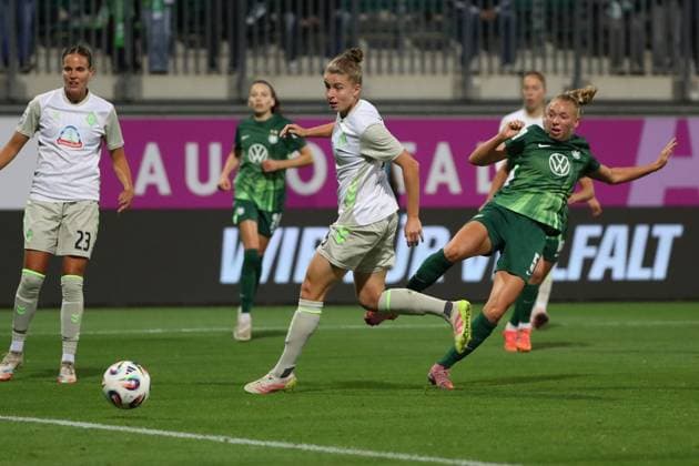 VfL - Bremen, BL Frauen Wolfsburg, 24.09.2025, FUßBALL - VfL Wolfsburg vs. SV Werder Bremen, Google Pixel Frauen-Bundesliga, Saison 2025 26. Ella Paddemors (VfL Wolfsburg) schießt Tor zum 1:0 Wolfsburg
