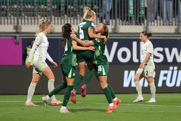 VfL - Bremen, BL Frauen Wolfsburg, 24.09.2025, FUßBALL - VfL Wolfsburg vs. SV Werder Bremen, Google Pixel Frauen-Bundesliga, Saison 2025 26. Ella Paddemors (VfL Wolfsburg) jubelt mit der Mannschaft nach ihrem Tor zum 1:0 Wolfsburg