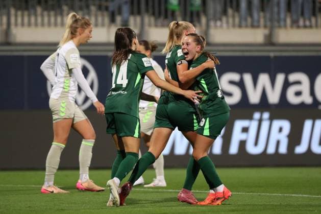 VfL - Bremen, BL Frauen Wolfsburg, 24.09.2025, FUßBALL - VfL Wolfsburg vs. SV Werder Bremen, Google Pixel Frauen-Bundesliga, Saison 2025 26. Ella Paddemors (VfL Wolfsburg) jubelt mit der Mannschaft nach ihrem Tor zum 1:0 Wolfsburg
