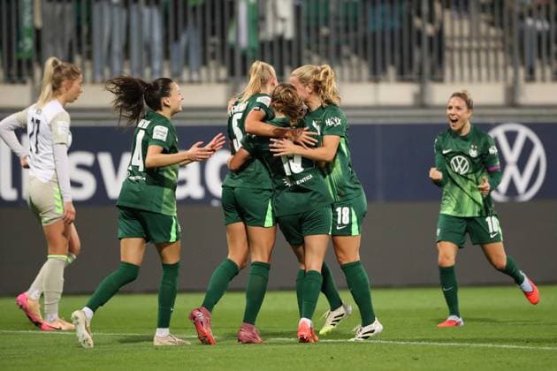 VfL - Bremen, BL Frauen Wolfsburg, 24.09.2025, FUßBALL - VfL Wolfsburg vs. SV Werder Bremen, Google Pixel Frauen-Bundesliga, Saison 2025 26. Ella Paddemors (VfL Wolfsburg) jubelt mit der Mannschaft nach ihrem Tor zum 1:0 Wolfsburg