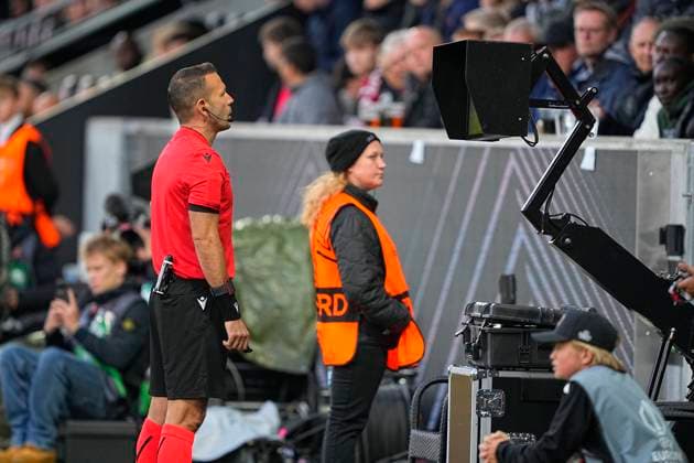 Europa League: FC Midtjylland - SK Sturm Graz Referee Orel Grinfeld during a VAR check at the Europa League match between FC Midtjylland and SK Sturm Graz at MCH Arena in Herning on Wednesday, September 24, 2025. (Photo: Bo Amstrup Scanpix 2025) , Herning Denmark Copyright: BoxAmstrupx spdk20250924-185439-L