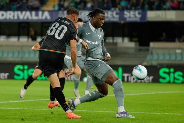 Armel Bella-Kotchap of Hellas Verona under pressure from Antonio Casas of Venezia FC during the Italian Cup round of 16 match between Hellas Verona FC and Venezia FC at the Marcantonio Bentegodi Stadium on 24 September 2025 in Verona, Italy. during Hellas Verona FC vs Venezia FC, Italian football Coppa Italia match in Verona, Italy, September 24 2025  Copyright: xEmanuelexPennacchio IPAxSportx xipa-agency.netx xx IPA_65689139 IPA_Agency_IPA65689139