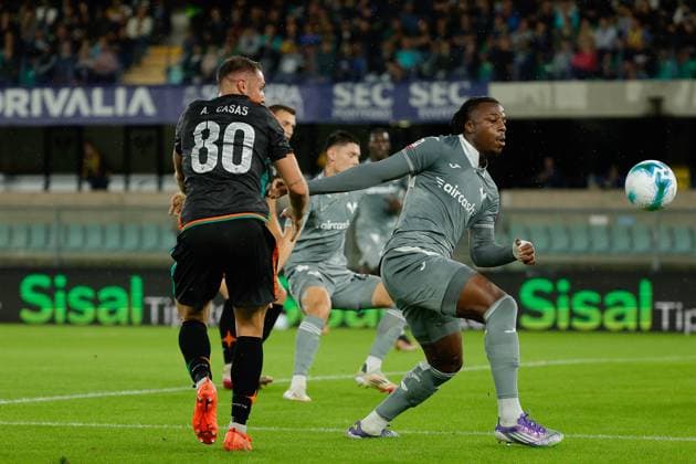 Armel Bella-Kotchap of Hellas Verona under pressure from Antonio Casas of Venezia FC during the Italian Cup round of 16 match between Hellas Verona FC and Venezia FC at the Marcantonio Bentegodi Stadium on 24 September 2025 in Verona, Italy. during Hellas Verona FC vs Venezia FC, Italian football Coppa Italia match in Verona, Italy, September 24 2025  Copyright: xEmanuelexPennacchio IPAxSportx xipa-agency.netx xx IPA_65689141 IPA_Agency_IPA65689141