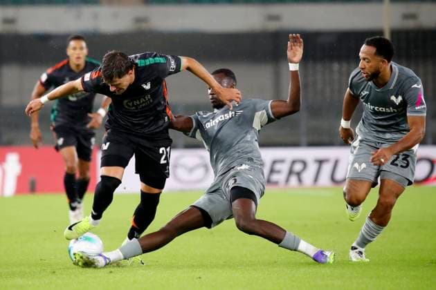 Mattia Compagnon (21 Venezia FC)Verona™s Cheikh Niasse during the Frecciarossa Italian Cup 2025 2026 soccer match between Hellas Verona and Venezia at Stadio Marcantonio Bentegodi in Verona , North Italy , Wednesday ,September 24, 2025. - Soccer  Copyright: xPaolaxGarbuio Lapressex